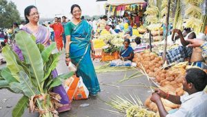 தூத்துக்குடி மார்க்கெட்டில் ஆயுத பூஜை பொருட்கள் வாங்கும் மக்கள்